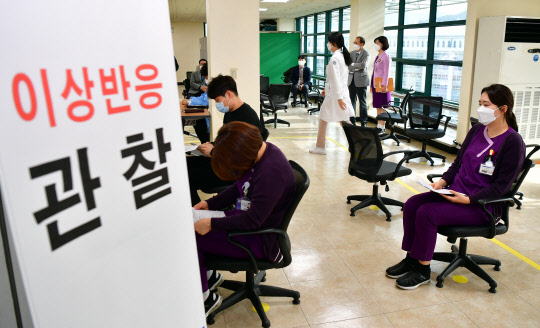 3일 오전 광주 동구 조선대학교병원 의성관에 설치된 코로나19 호남권역 예방접종센터에서 접종을 마친 코로나19 치료 전담 의료진이 이상반응 여부를 관찰하고 있다. [광주·전남 사진기자단 제공]